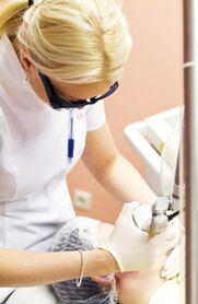 एक डॉक्टर फोटोथर्मोलिसिस प्रक्रिया करता है