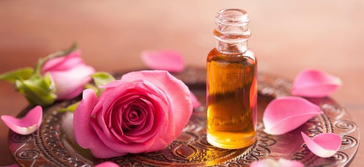 गुलाब का तेल झुर्रियों को चिकना करता है